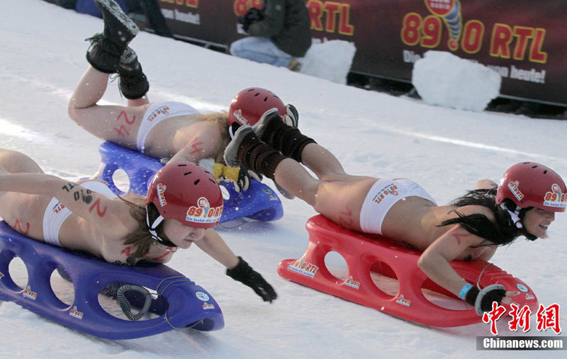 德国举行裸体滑雪比赛