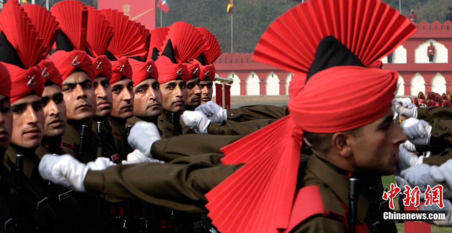 印度军队举行阅兵庆祝建军63周年