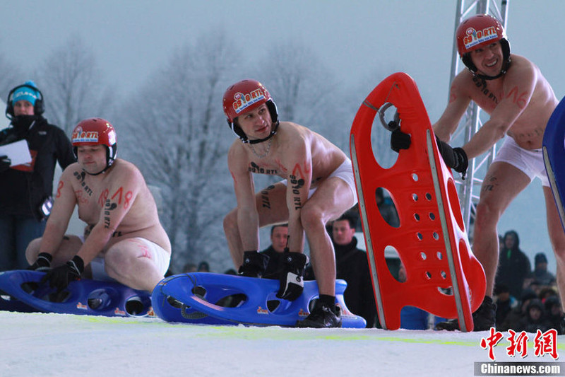 德国举行裸体滑雪比赛