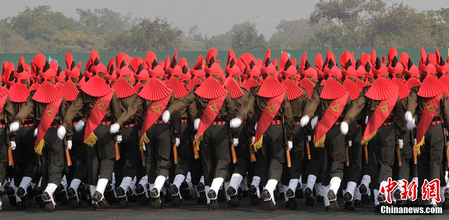 印度军队举行阅兵庆祝建军63周年