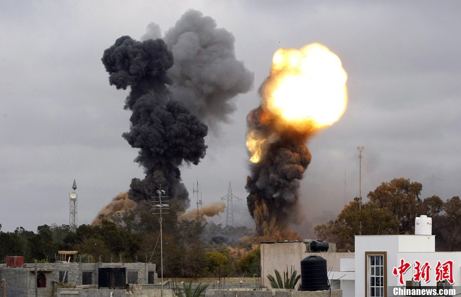 记者实拍卡扎菲住所附近导弹落下瞬间