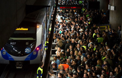 2014世界杯举办国巴西 开往“春运”的地铁