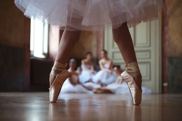 黑白的旋律：惊艳芭蕾舞蹈摄影作品赏