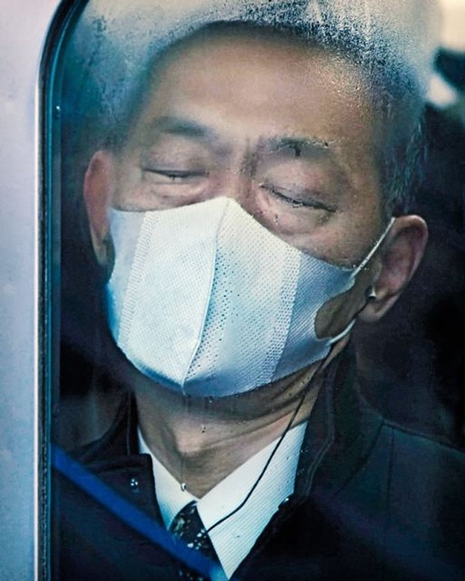 悲催的日本地铁族 德国摄影师拍《压缩东京》
