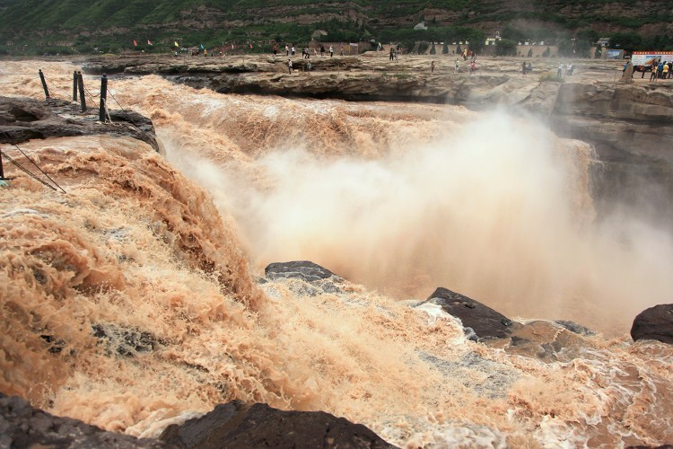 雨季水量太丰沛 七月行摄黄河壶口瀑布