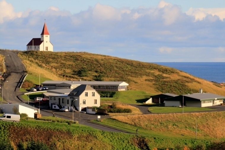 黑沙滩红房子 漫步冰岛维克拍出仙境小镇