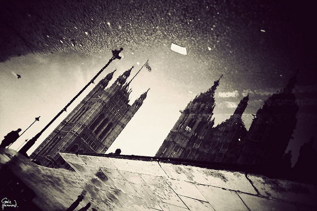 黑白视觉摄影 雨水洼中倒映不一样的伦敦
