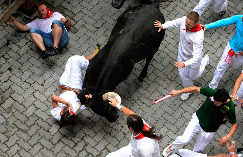 红色的极限挑逗：2012年西班牙奔牛节