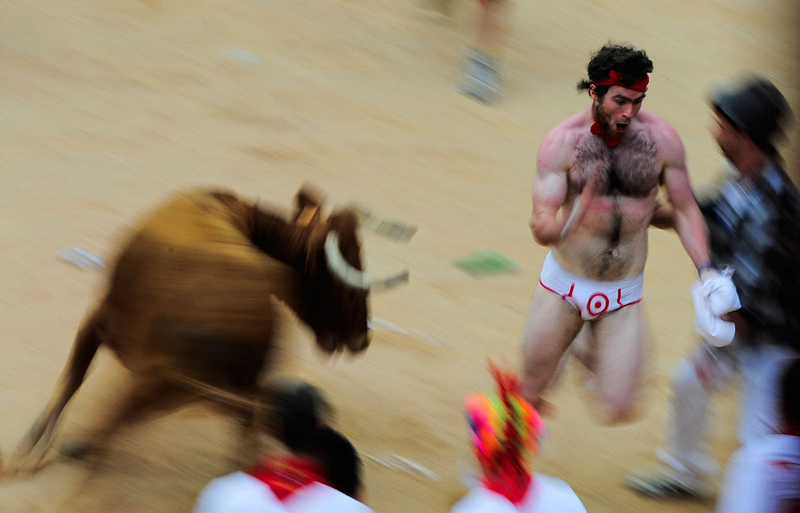 红色的极限挑逗：2012年西班牙奔牛节
