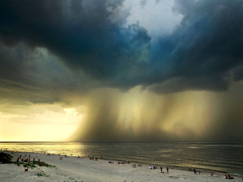 俄罗斯摄影师意外拍到海滩恐怖风暴云