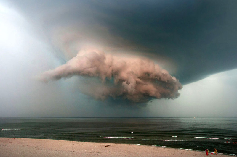 俄罗斯摄影师意外拍到海滩恐怖风暴云