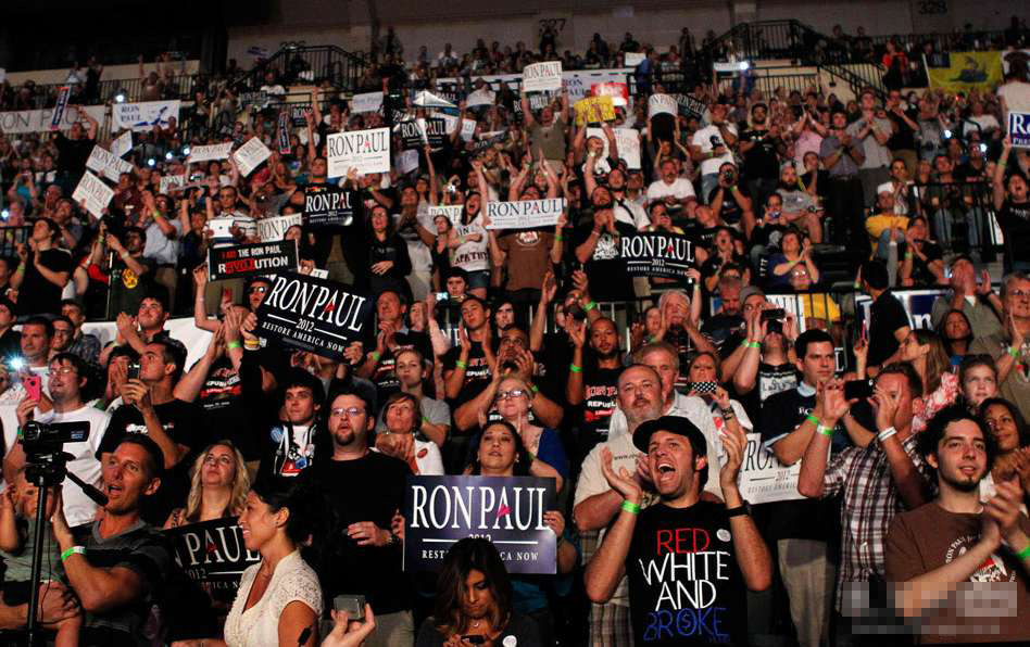 美总统候选人罗姆尼 坦帕场外现象万千