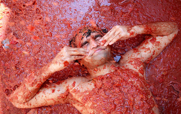 西班牙番茄节 去番茄酱里游泳吧