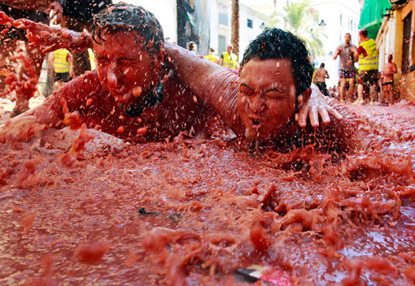 西班牙番茄节 去番茄酱里游泳吧
