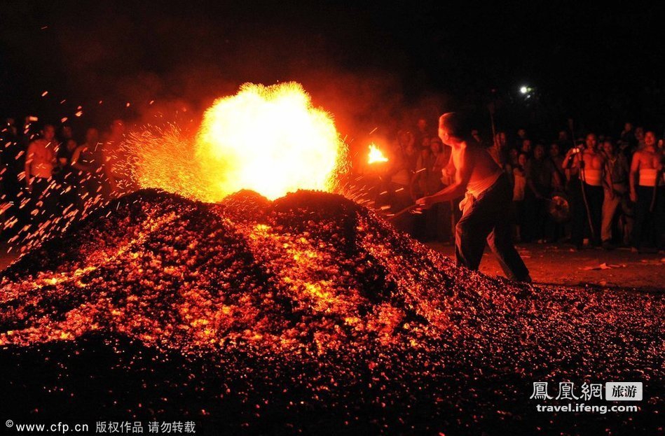 炭火上赤脚狂奔 行摄浙江磐安炼火民俗