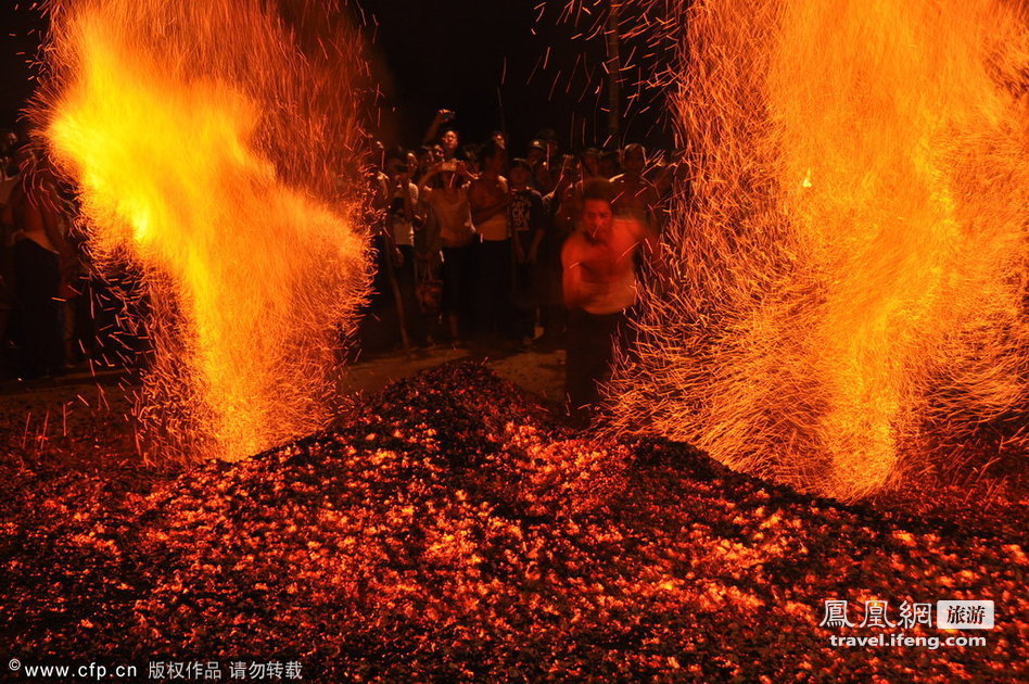 炭火上赤脚狂奔 行摄浙江磐安炼火民俗