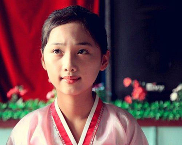 纯洁而模式化的微笑：实拍朝鲜女中学生
