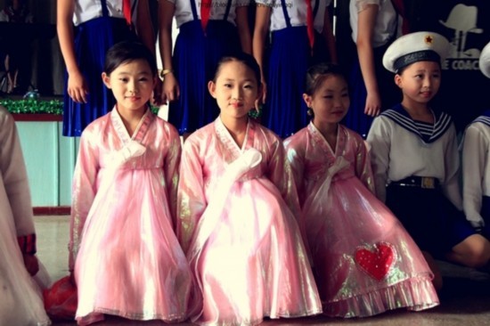 纯洁而模式化的微笑：实拍朝鲜女中学生
