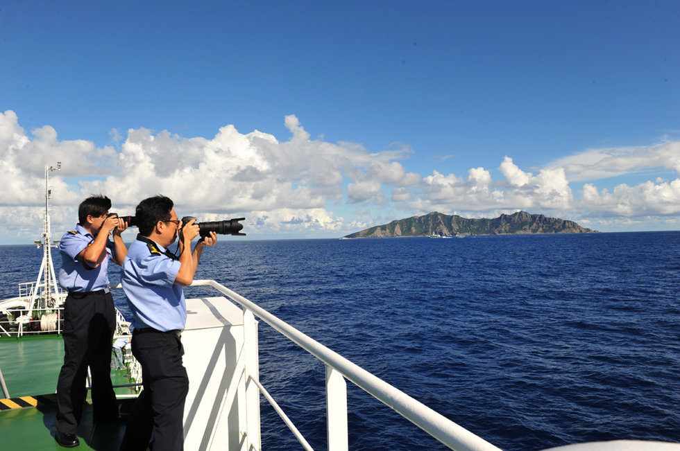 中国多艘海监船驶入钓鱼岛海域12海里