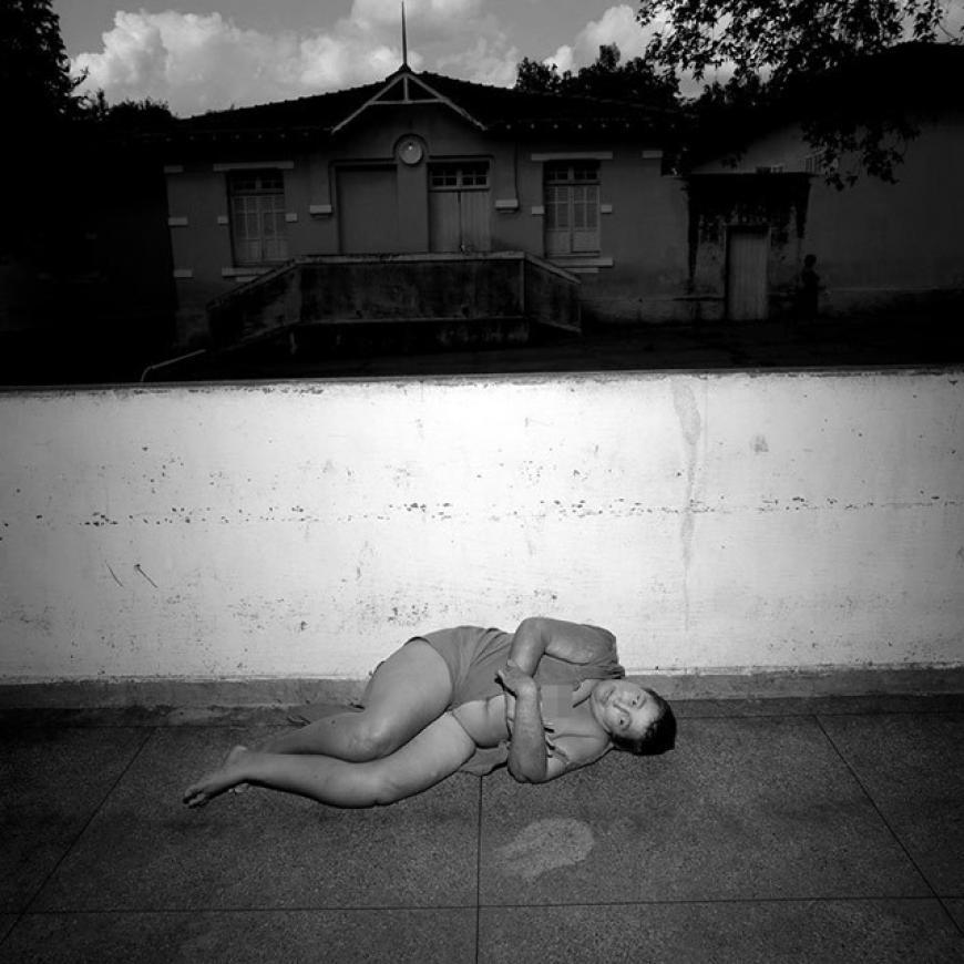 穿越疯人院：巴西摄影师拍摄精神病人