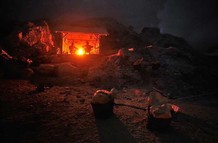 危险而魔幻 爪哇岛火山矿工的淘金生活